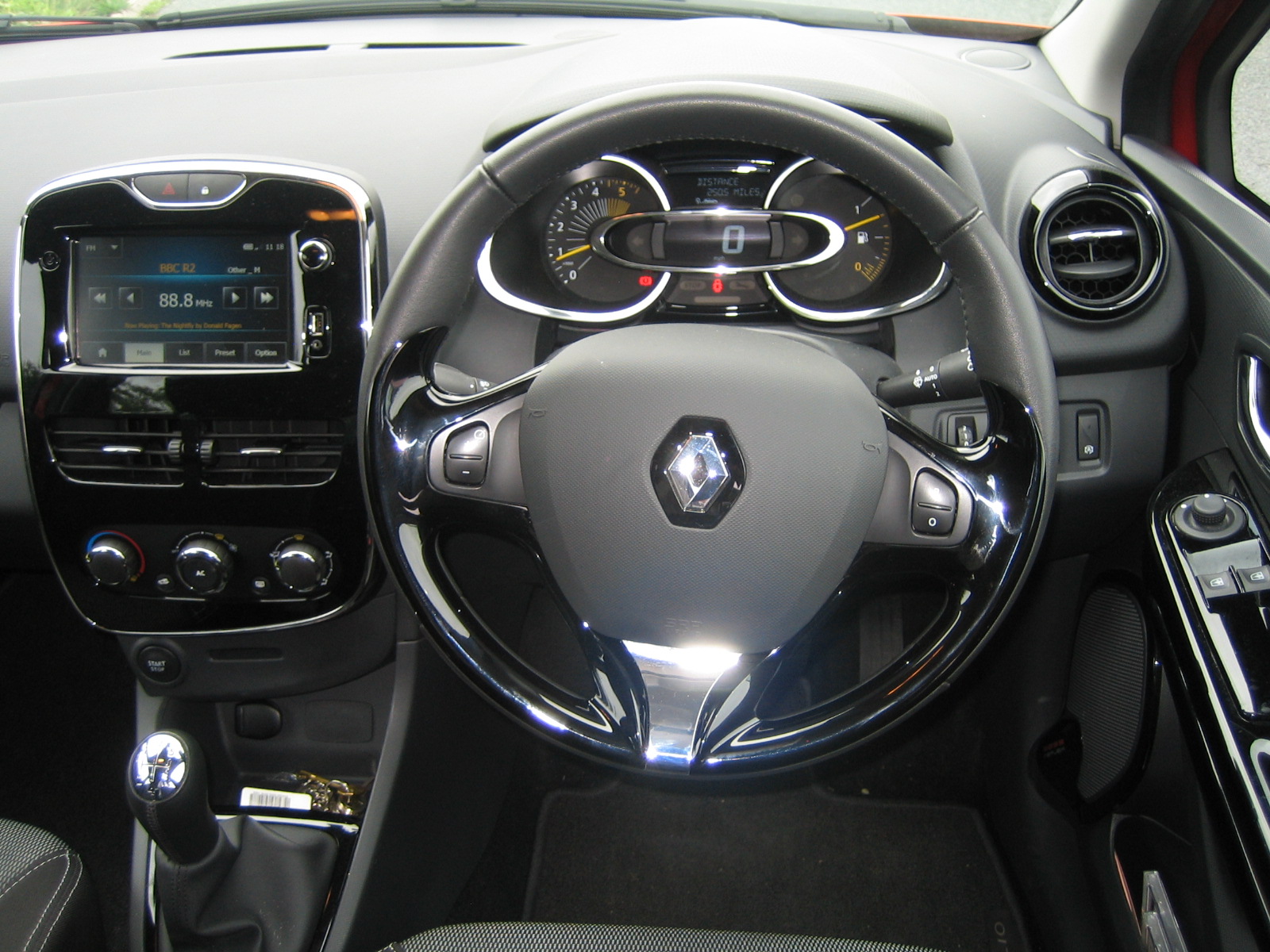 Renault Clio Dynamique MediaNav dCi 90 Stop and Start ECO road test review